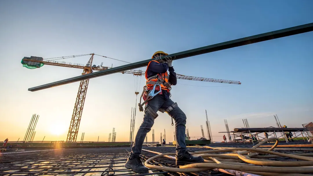 Trabajador en obra con andamios